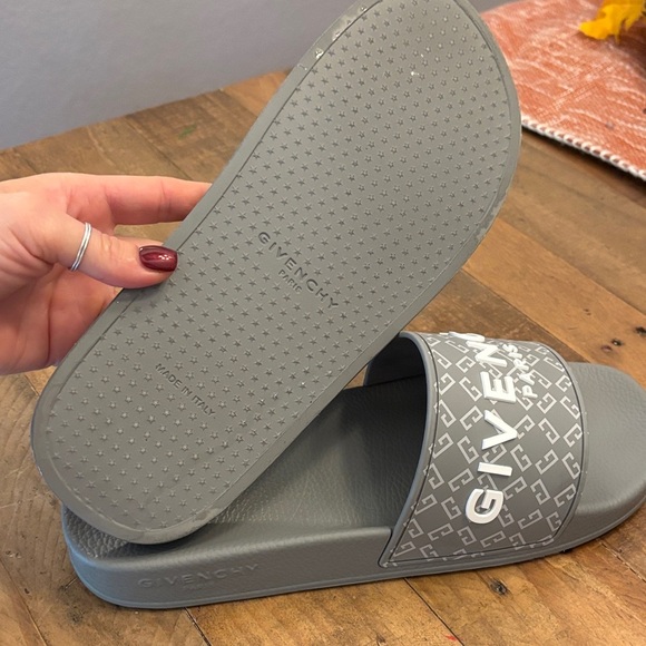 Givenchy Monogram 72 Rubber Flat Slides in grey and white. - Picture 10 of 12